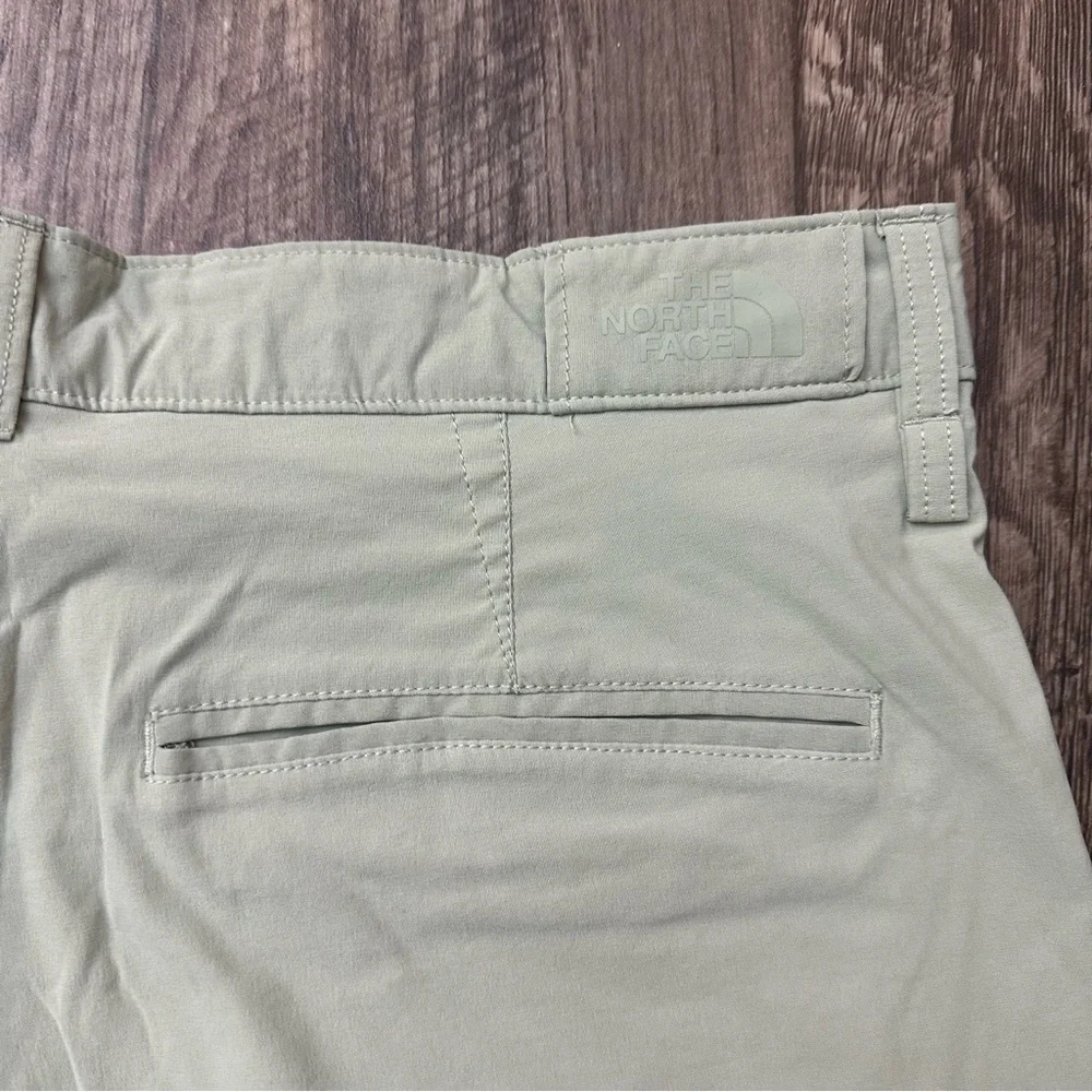The North Face Standard Fit Nylon blend Shorts Mens Size 38 Tea Green